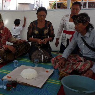 Přípravy na obřad, Bali, Indonésie