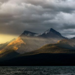 Východ slunce nad Maligne Lake, Alberta, Kanada