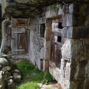 Do skály byly vytesány i menší prostory k uskladnění potravin či nářadí, Slovensko