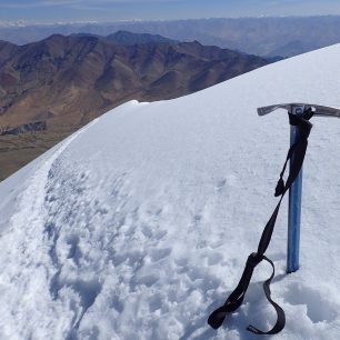 Kateřina si cepín v poslední chvíli vypůjčila od indických horolezců, Kang Yatze II, Ladakh, Indie