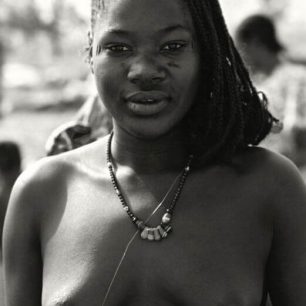 Nahá dívka v pustém Sahelu, Afrika