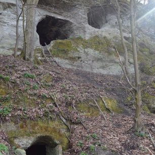 Nedaleko jsou další skalní otvory - menší a o poznání přístupnější, Slovensko