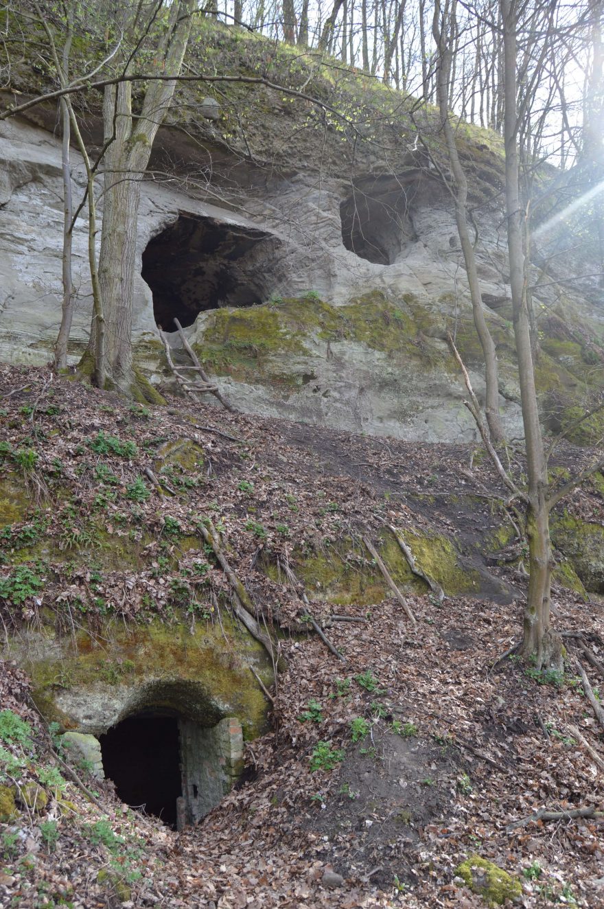 Nedaleko jsou další skalní otvory - menší a o poznání přístupnější, Slovensko