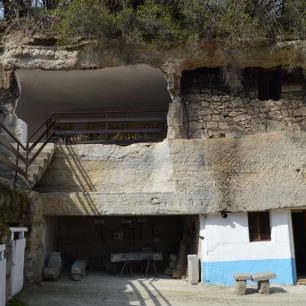 V zadních částech domů byly vytesány další prostory do skalní stěny, Slovensko