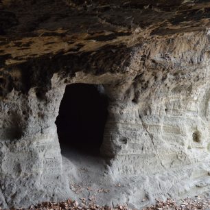 Význam a funkce těchto skalních děr není dodnes úplně vyjasněn, Slovensko