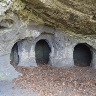 Ze skalní předsíně lze vstoupit do tzv. osmidierky - osmi děr různé velikosti, Slovensko