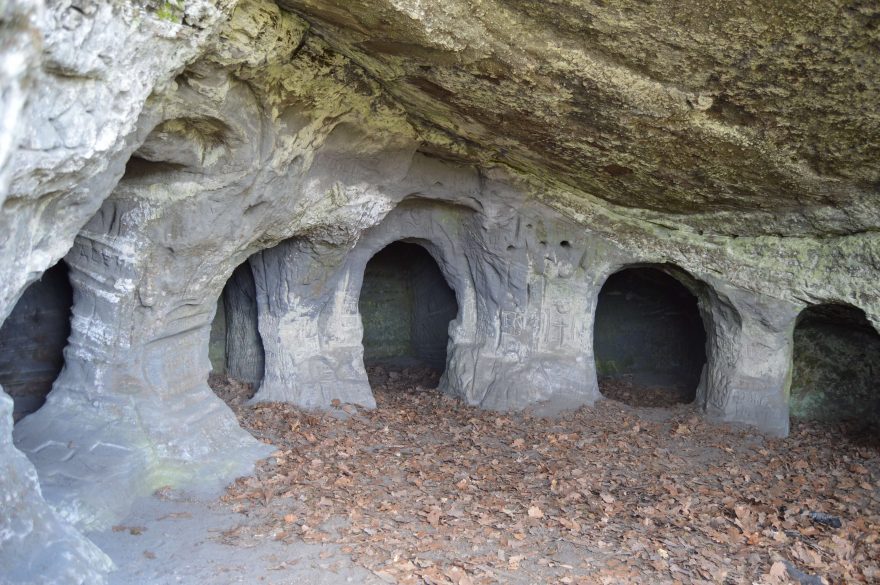 Ze skalní předsíně lze vstoupit do tzv. osmidierky - osmi děr různé velikosti, Slovensko