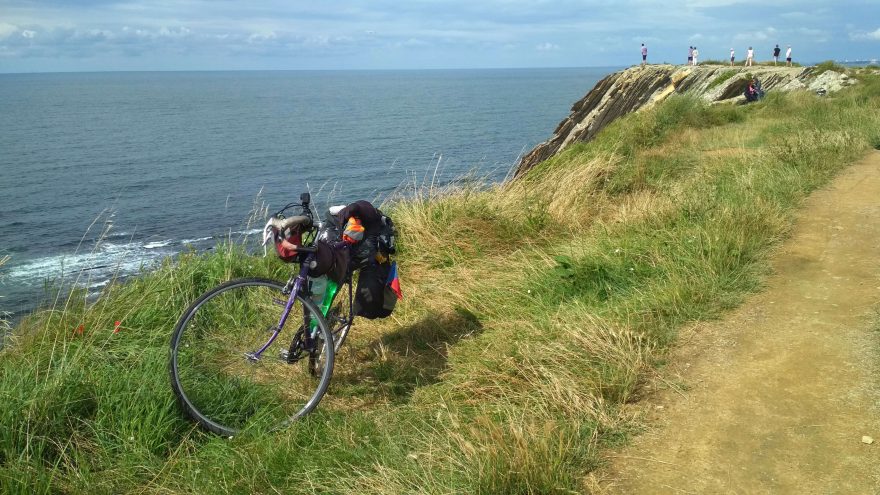 Severní pobřeží Francie v blízkosti španělské hranice.
