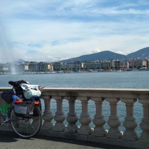 V blízkosti přístavu v Ženevě si můžete vychutnat pohled na 140 metrů vysoký vodotrysk.