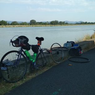 Nezbytné opravy píchnutého kola a problémy se sjetou pneumatikou si na břehu řeky Le Rhône vyžádaly servis.