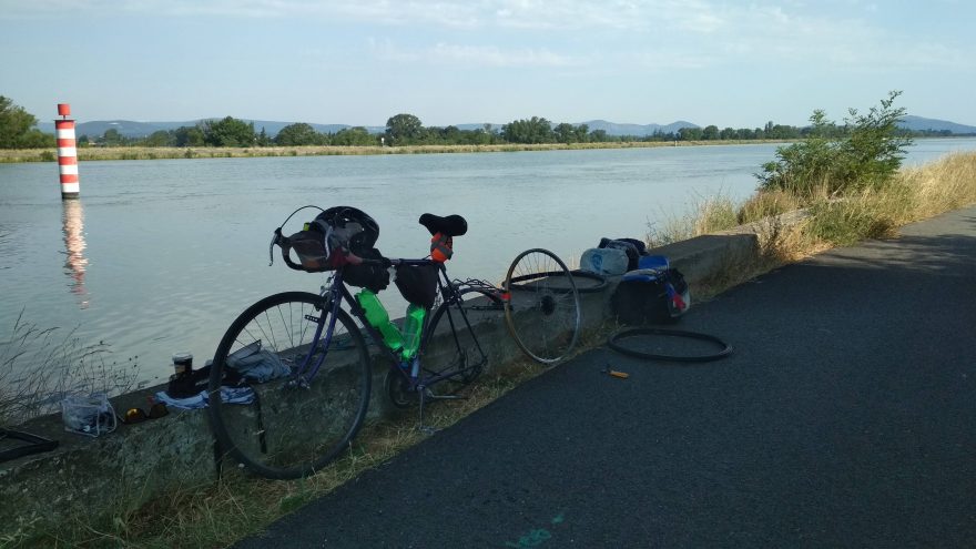 Nezbytné opravy píchnutého kola a problémy se sjetou pneumatikou si na břehu řeky Le Rhône vyžádaly servis.