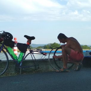 Nezbytné opravy píchnutého kola a problémy se sjetou pneumatikou si na břehu řeky Le Rhône vyžádaly servis.