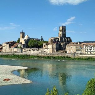 Město Pont-Saint-Esprit na řece Le Rhône.