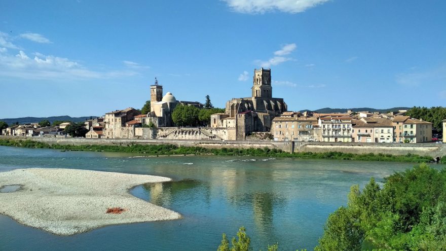 Město Pont-Saint-Esprit na řece Le Rhône.