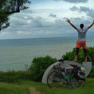 Pohled na Atlantský oceán ze severního břehu Francie u města Bidart.