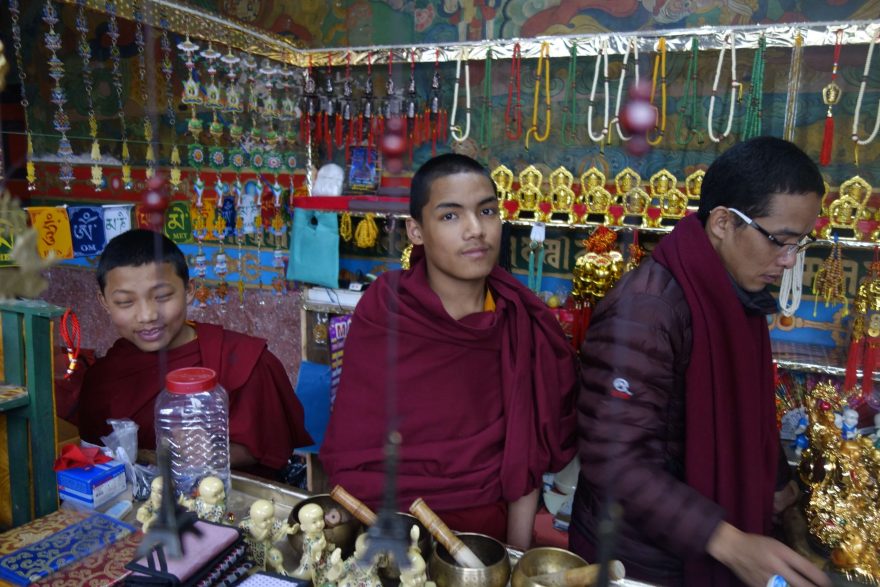 Náboženství tvoří značnou část života místních, Darjeeling, Indie