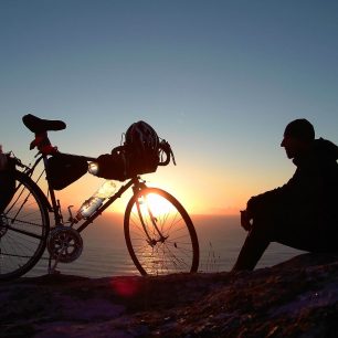 Pozorování zapadajícího slunce v blízkosti ,,Konce světa“ u Fisterry.