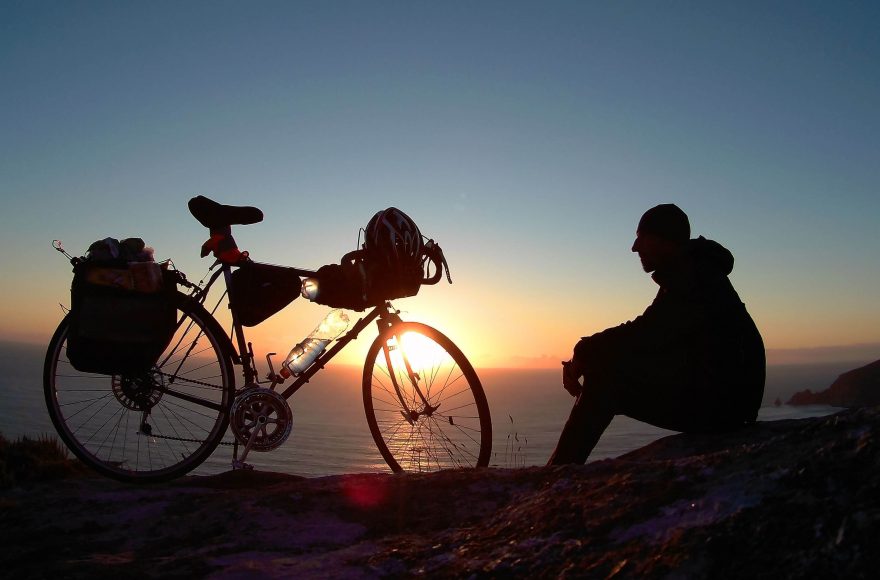 Pozorování zapadajícího slunce v blízkosti ,,Konce světa“ u Fisterry.