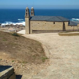 Definitivní závěr cyklistického výletu – u města Muxía najdete kostel na pobřeží oceánu.
