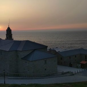 Zapadající slunce nad Atlantikem u města Muxía.