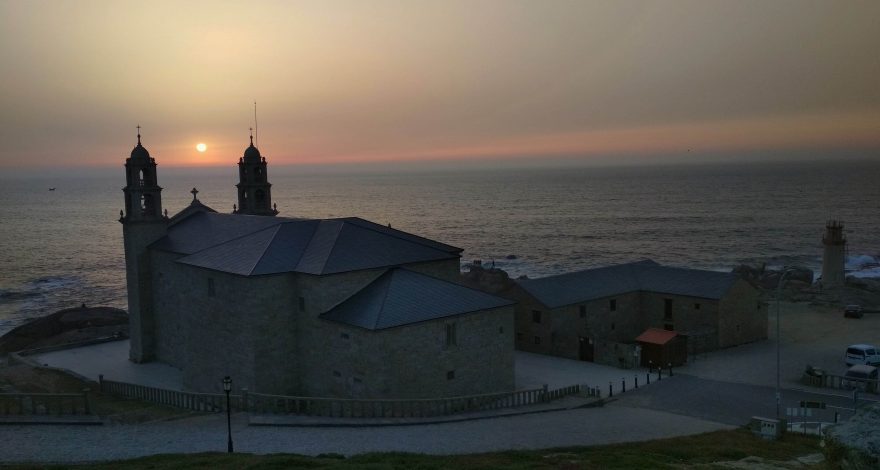 Zapadající slunce nad Atlantikem u města Muxía.