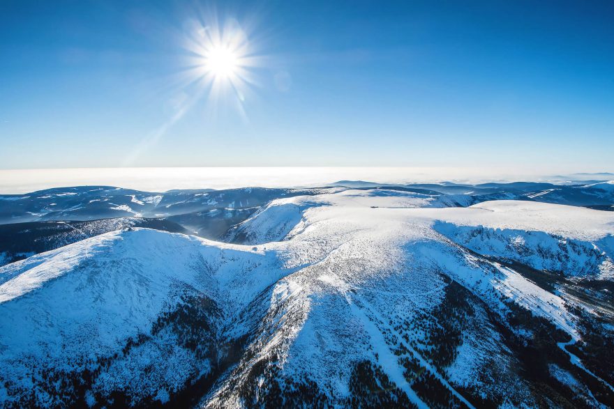 Polsko: Petr Horký je autorem několika velmi známých knih, z nichž některé napsal společně s Miroslavem Náplavou, kterého zas Petr doprovodil jako fotograf při zimním přeletu naší nejvyšší hory Sněžky horkovzdušným balonem.