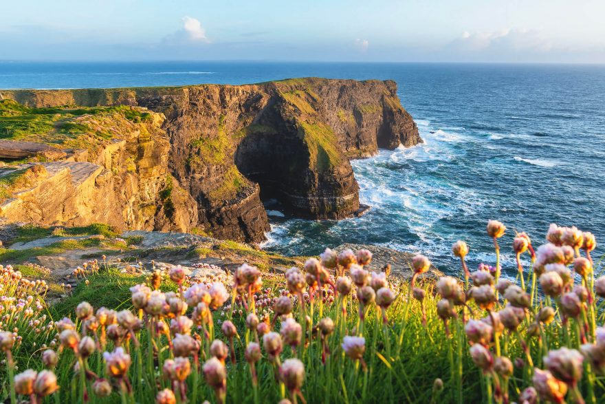 Irsko: Vůbec poprvé vzal s sebou na fotografickou výpravu také svou rodinu. Přijal totiž pozvání vynikajícího světového fotografa George Karbuse k návštěvě a načerpání inspirace na patrně nejromantičtějším evropském pobřeží vůbec.