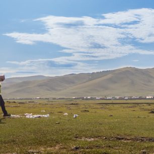 Přešlapování mezi rozfoukanými odpadky, Mongolsko