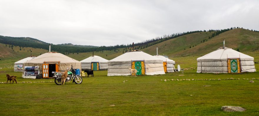Koně už jsou pomalu vyměňováni za motorky, Mongolsko