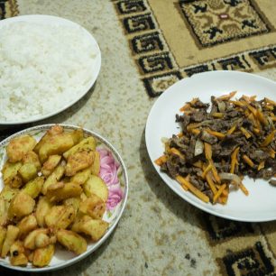 Mongolská večeře – maso, rýže a brambory, Mongolsko