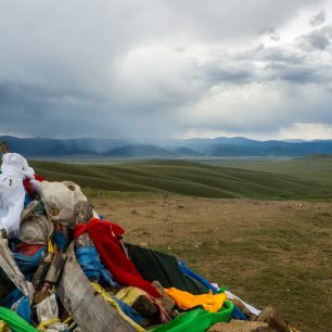  Mohyly ze dřeva a kamení jsou k vidění na každém kopci, Mongolsko