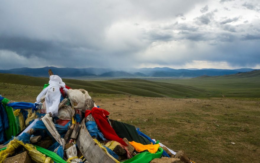  Mohyly ze dřeva a kamení jsou k vidění na každém kopci, Mongolsko
