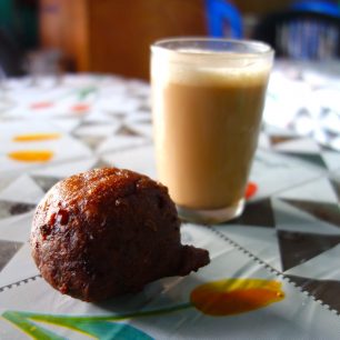 Bonda a čaj s mlékem v pouliční restauraci v Indii