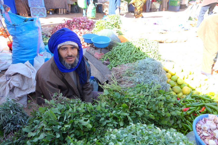 Prodejce čerstvých bylinek na tržišti v Maroku