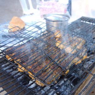 Rybí kefta na grilu na tržišti v Maroku