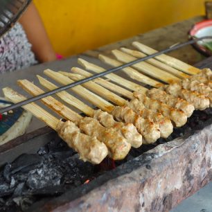 Rybí satai na grilu v pouliční restauraci na Bali