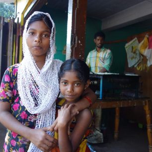 Pomocnice - dcery majitele z pouliční restaurace kde dělali tu nej bondu