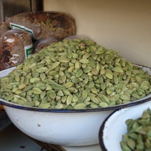 Prodej kardamonu na tržišti v Dillí