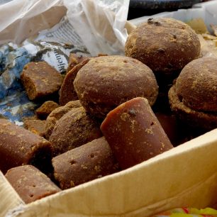 prodej palmového cukru na tržišti v Indonésii