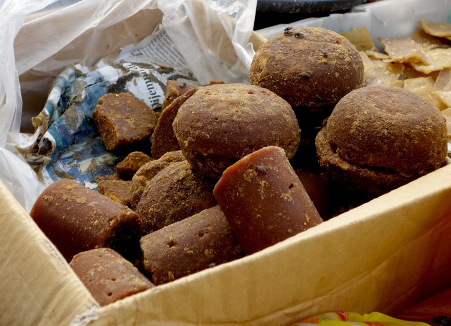 prodej palmového cukru na tržišti v Indonésii