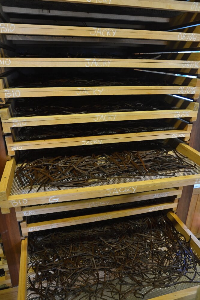 Sušení v dobře větrané místnosti trvá po dobu několika měsíců. Reunion.