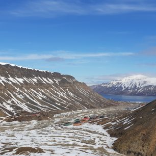 Kousek Longyearbyenu a záliv, v němž je ukryt.