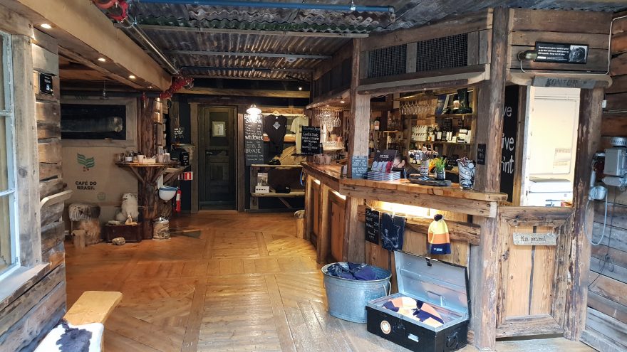 Tak trochu jiná recepce hotelu. Pokoj na noc stojí 10 000 Kč.