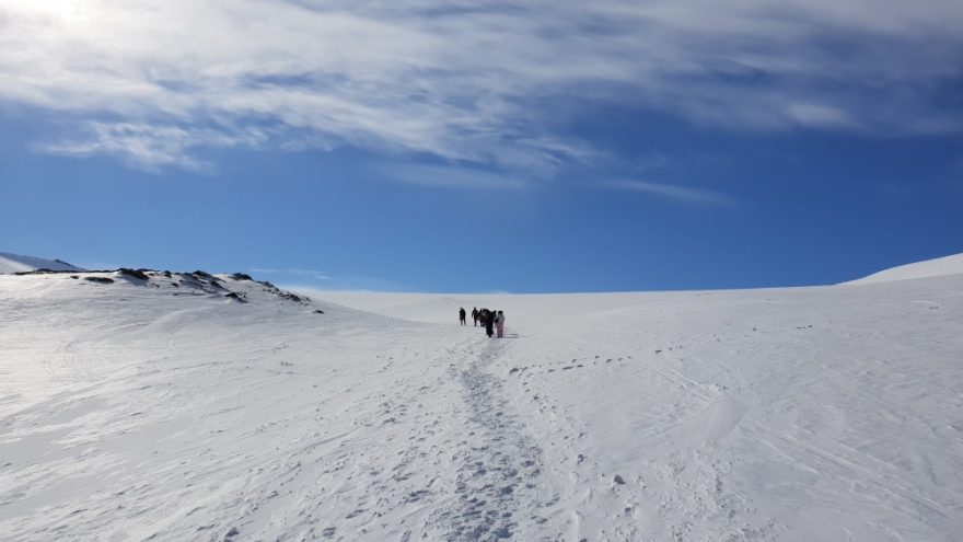 Horským sedlem se naše výprava blíží k ledové jeskyni, Špicberky