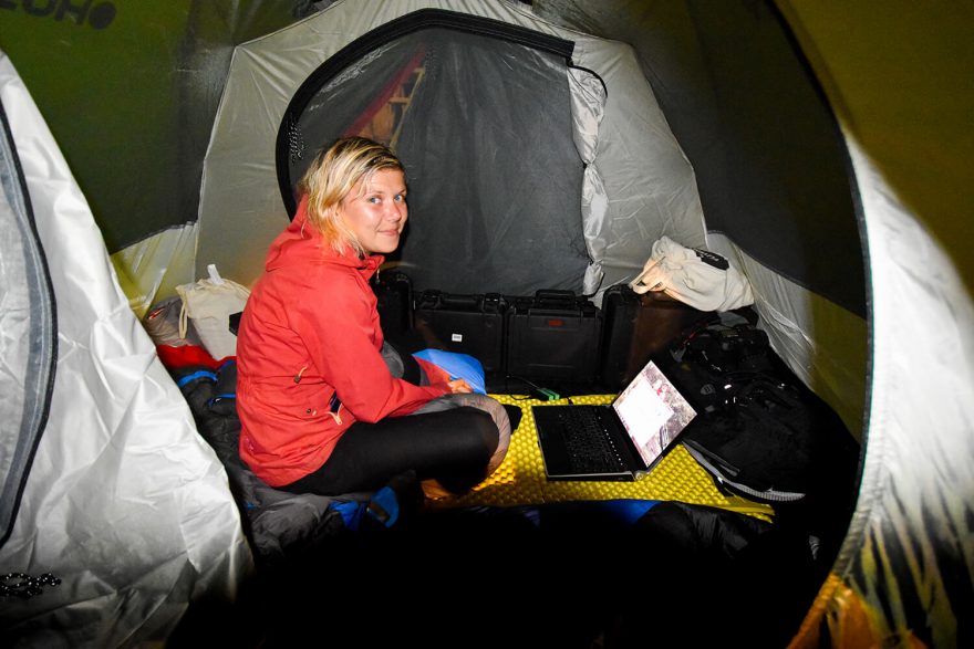 Často pracujeme i 15 hodin denně. Po celém dni jízdy musíme postavit bivak, zálohovat data, nabít baterky. Kameramanka Eliška si udělala malou kancelář ve stanu.