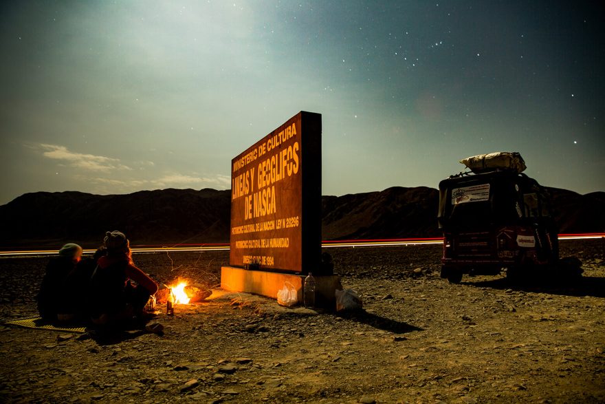 Na cestách nás baví ta nejistota, s tím, jak se věci vyvrbí. Největší napětí zažíváme každý večer s hledáním bivaku. Dnes jsme měly štěstí, přespáváme na planině Nazca.