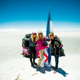 Jsme na Salaru! Jsme v cíli! Lucka, Eliška a Šárka přežili šílenou jízdu se dvěma růžovými bonbóny skrz Jižní Ameriku a právě vyvěsily českou vlajku, kterou Eliška před pár týdny ušila z barevných ručníků.