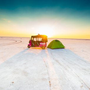 Na solných pláních se také perfektně spí! V noci se vám ani nebude moct chtít do stanu, protože nebe pokryjí světla miliónů hvězd