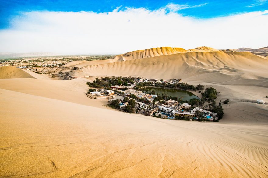 Nejsušší poušť světa objímá zelenou oázu – Huacachinu. Někdo po okolních dunách lyžuje, my jsme tu vytuhly u západu slunce. 