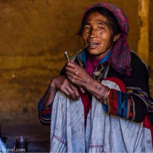 Žena Ya Yutze z kmene YI. Pokuřování dýmky je každodenním rituálem, Čína 